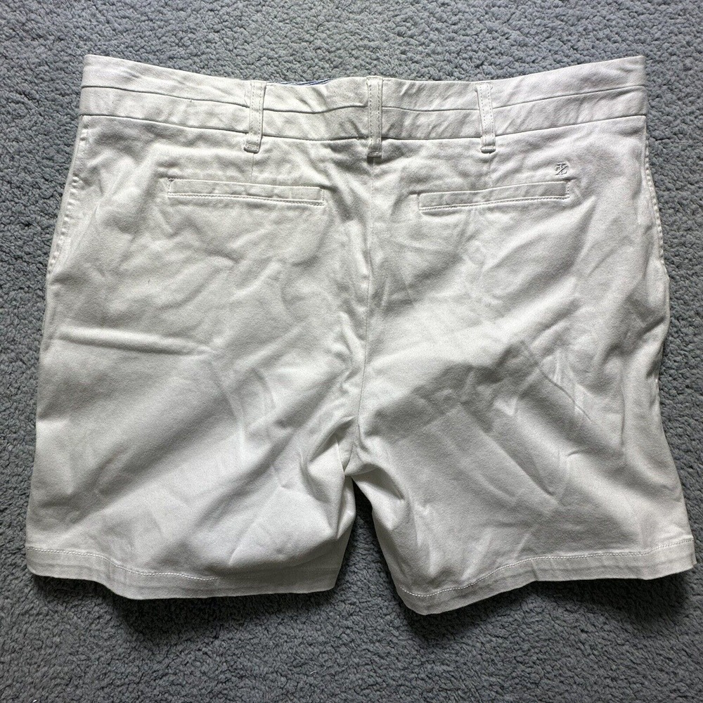 Izod Women's Shorts Size 14 White Flat Front Loose Fit Solid Golf Tennis